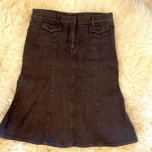 On trend Theory denim skirt in brown
